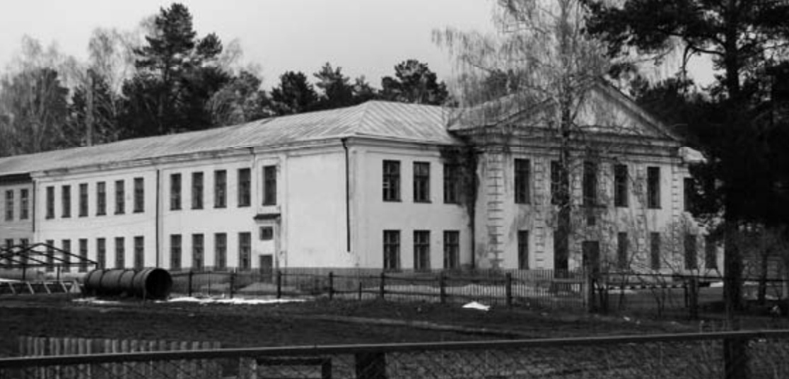 Малопургинский район. Пос. Пугачево. Средняя школа. 1955 г. Фото: апрель 2011 г.